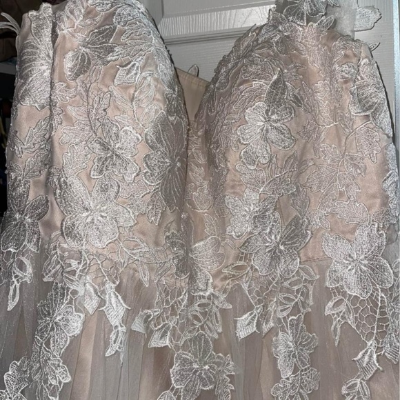 Wedding dress - Picture 2 of 6